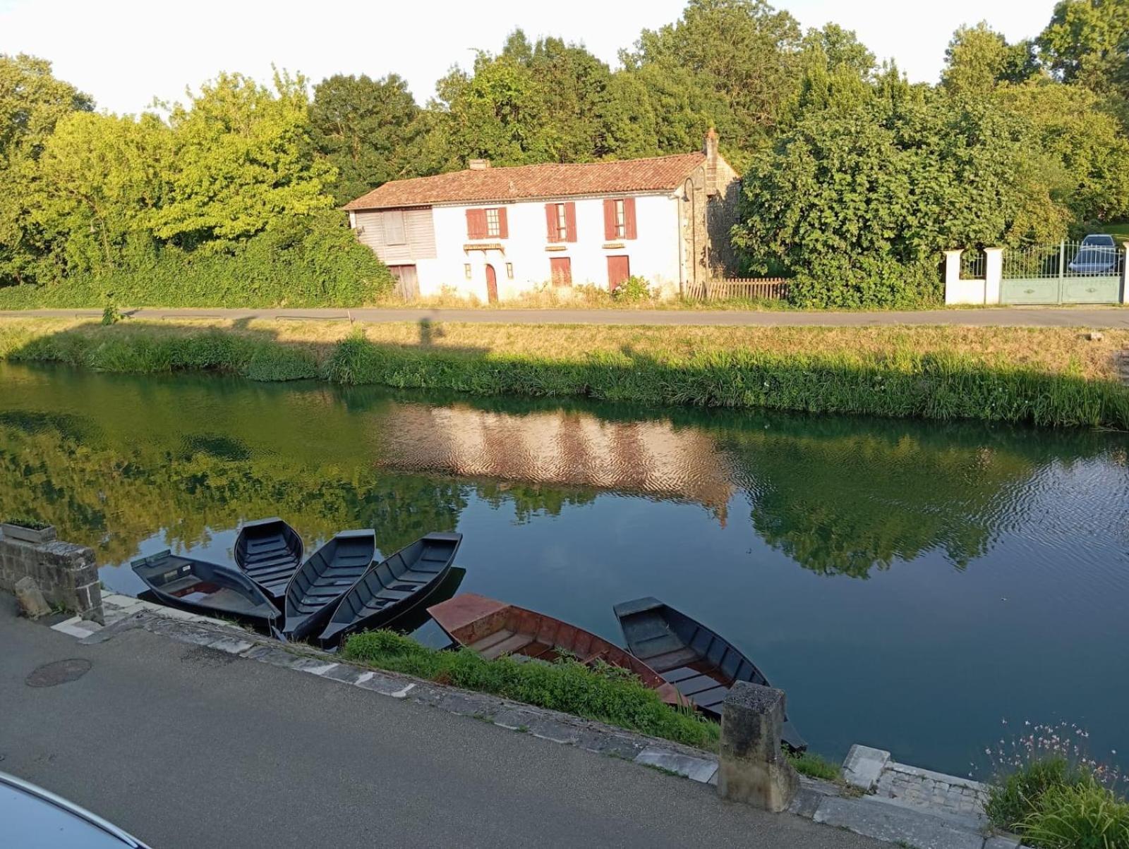 Apartmán Au Bord De L'Eau Coulon Exteriér fotografie