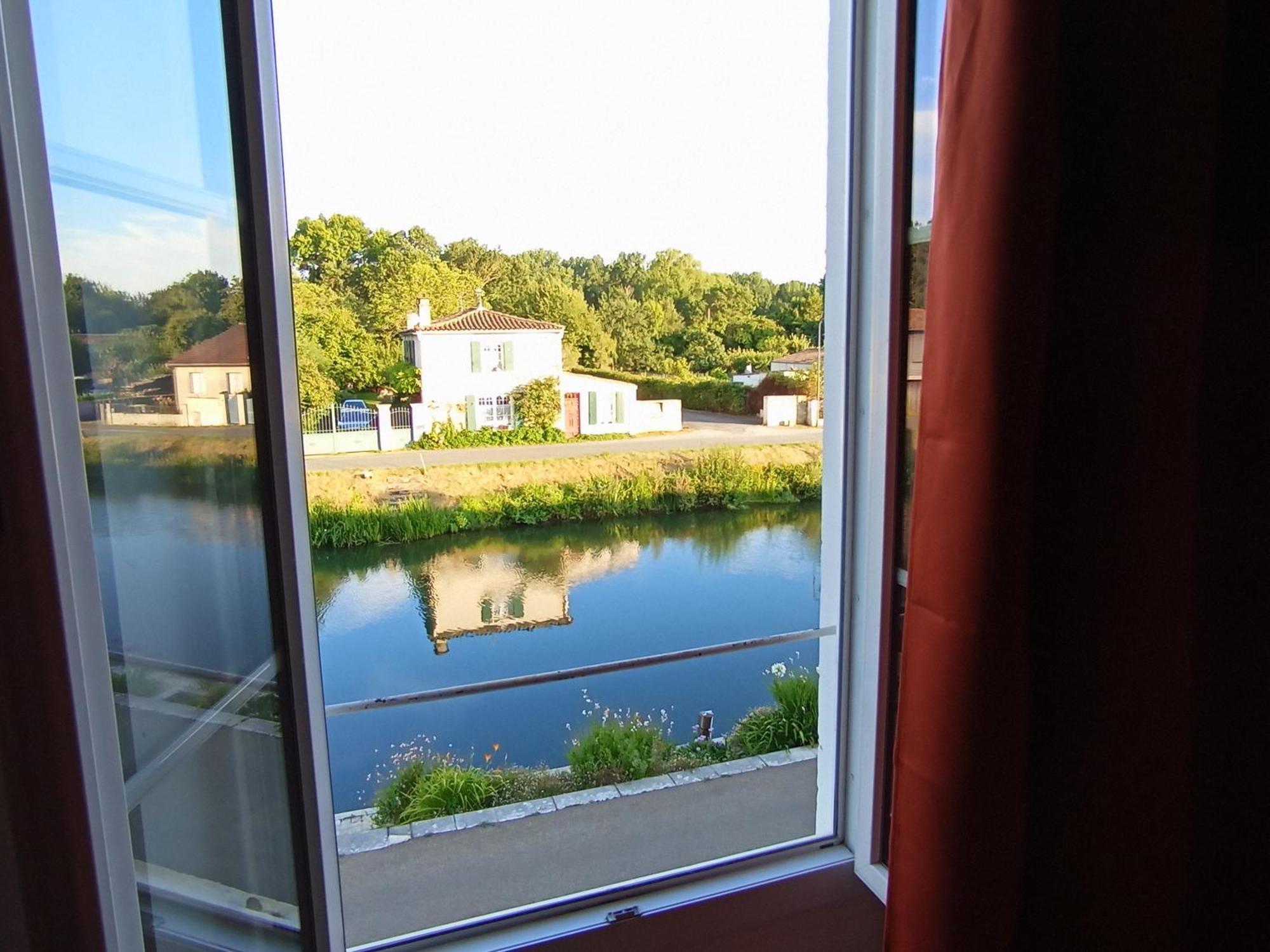 Apartmán Au Bord De L'Eau Coulon Exteriér fotografie